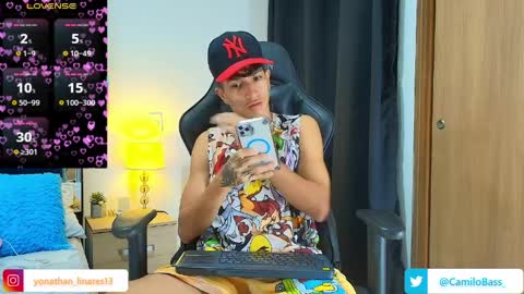 Snapshot of camilobass_ chatting on April 5, 7:22 pm Camilo Bass online show from April 5, 7:22 pm