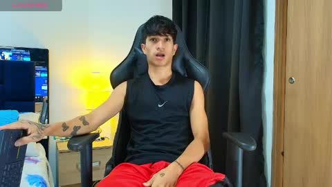 Snapshot of camilobass_ chatting on April 19, 8:22 pm Camilo Bass online show from April 19, 8:22 pm