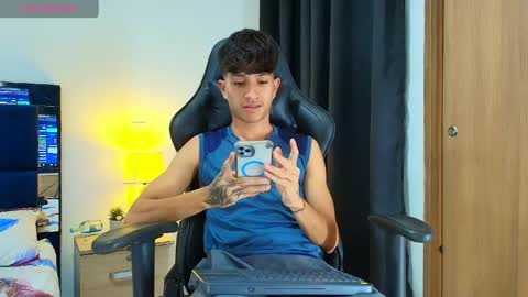 Snapshot of camilobass_ chatting on April 23, 1:07 am Camilo Bass online show from April 23, 1:07 am
