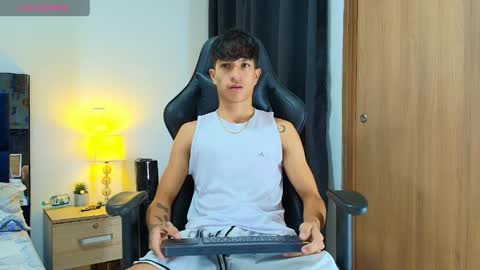 Snapshot of camilobass_ chatting on May 1, 10:47 pm Camilo Bass online show from May 1, 10:47 pm