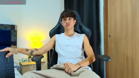 Snapshot of camilobass_ chatting on May 9, 12:49 am Camilo Bass online show from May 9, 12:49 am