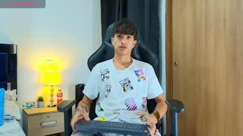 Snapshot of camilobass_ chatting on May 10, 1:22 am Camilo Bass online show from May 10, 1:22 am