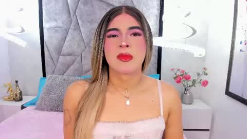 Snapshot of camirauxx chatting on June 15, 10:01 pm camirauxx online show from June 15, 10:01 pm