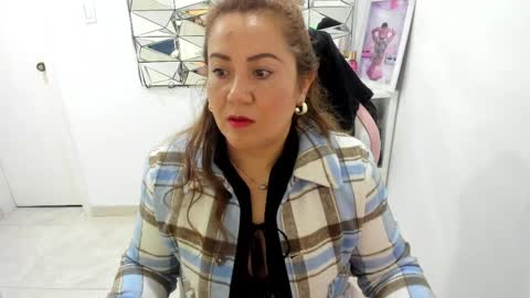 Snapshot of camixxx_m chatting on April 18, 11:14 am camixxx_m online show from April 18, 11:14 am
