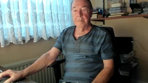 Snapshot of cammee chatting on December 19, 7:59 am Cammee online show from December 19, 7:59 am