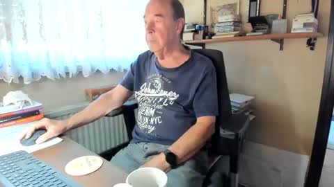 Snapshot of cammee chatting on August 7, 6:26 am Cammee online show from August 7, 6:26 am