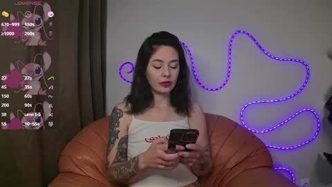 Snapshot of camomilelil chatting on March 19, 9:02 am Camomile Lil online show from March 19, 9:02 am