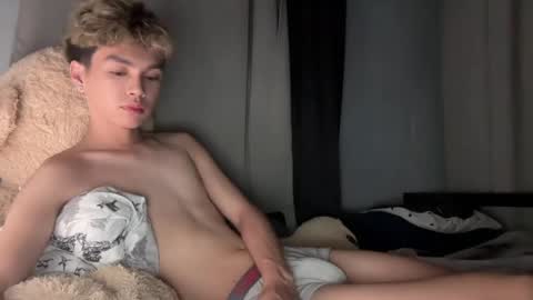 Snapshot of camwithethan chatting on May 8, 6:46 pm Ethan online show from May 8, 6:46 pm