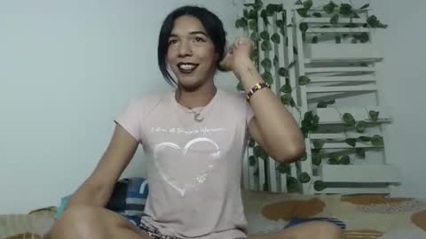 Snapshot of candy_hot_trans chatting on April 3, 4:32 am candy_hot_trans online show from April 3, 4:32 am