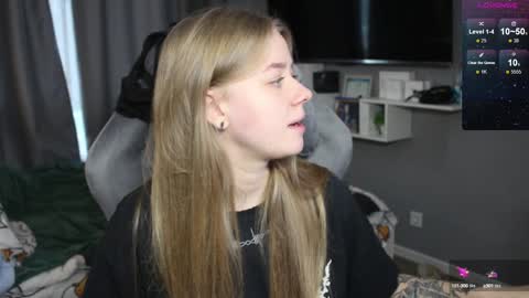 Snapshot of candy_meggie chatting on December 10, 12:05 pm Megan online show from December 10, 12:05 pm