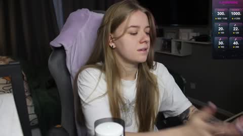 Snapshot of candy_meggie chatting on December 12, 1:06 pm Megan online show from December 12, 1:06 pm