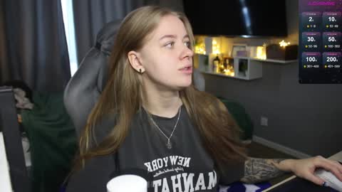 Snapshot of candy_meggie chatting on December 17, 10:23 am Megan online show from December 17, 10:23 am