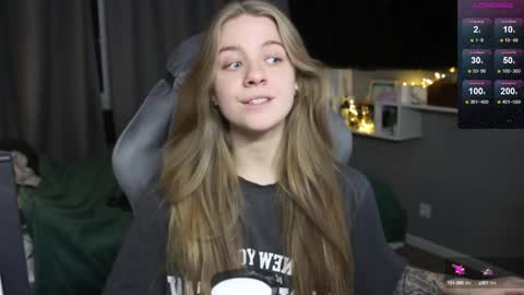 Snapshot of candy_meggie chatting on December 17, 4:53 pm Megan online show from December 17, 4:53 pm