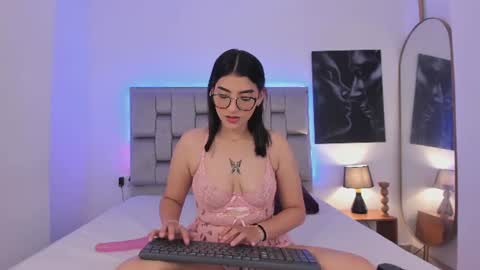Snapshot of candy_tyna chatting on June 26, 4:33 pm candy_tyna online show from June 26, 4:33 pm