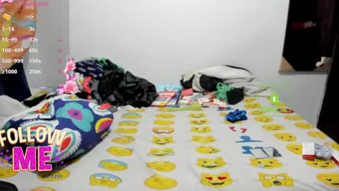 Snapshot of candy_val chatting on July 24, 7:28 am candy_val online show from July 24, 7:28 am