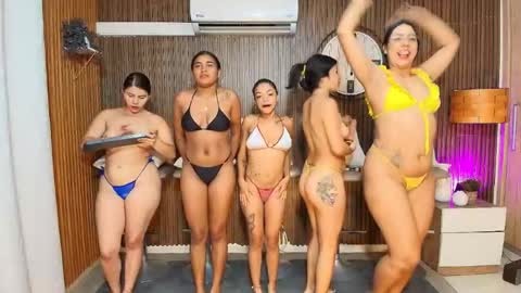 Snapshot of canelasquirtxxx chatting on February 2, 11:14 pm Sara online show from February 2, 11:14 pm