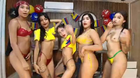 Snapshot of canelasquirtxxx chatting on June 27, 12:22 pm Sara online show from June 27, 12:22 pm