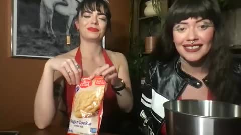Snapshot of captainpartytits chatting on April 25, 7:33 am Remi Ferdinand online show from April 25, 7:33 am