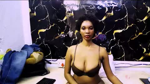Snapshot of caramelminxx_ chatting on June 8, 7:53 am caramelminxx_ online show from June 8, 7:53 am