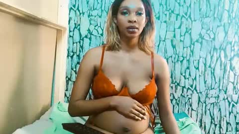 Snapshot of caramelminxxx1 chatting on February 18, 6:31 am caramelminxxx1 online show from February 18, 6:31 am