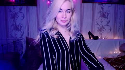 Snapshot of carinfox chatting on February 9, 2:48 am Carin online show from February 9, 2:48 am