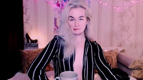 Snapshot of carinfox chatting on February 28, 1:17 am Carin online show from February 28, 1:17 am