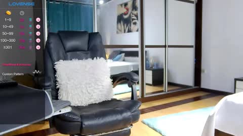 Snapshot of carlaxxx1 chatting on October 5, 8:40 pm wendymilf online show from October 5, 8:40 pm