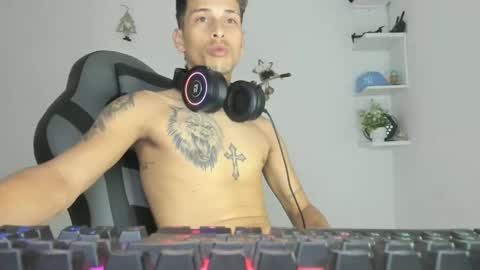 Snapshot of carlossmi01 chatting on January 8, 4:15 am carlossmi01 online show from January 8, 4:15 am