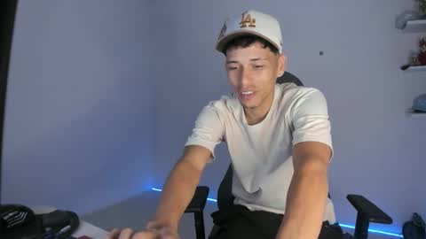 Snapshot of carlossmi01 chatting on April 7, 1:22 pm carlossmi01 online show from April 7, 1:22 pm