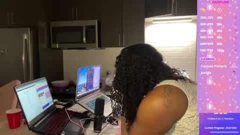 Snapshot of carmencash_ chatting on June 20, 1:19 am Carmen Cash online show from June 20, 1:19 am