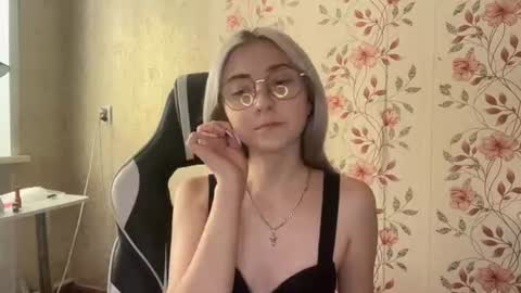 Snapshot of carmenlavelli chatting on July 1, 11:23 am Elina online show from July 1, 11:23 am