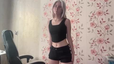Snapshot of carmenlavelli chatting on July 4, 11:27 am Elina online show from July 4, 11:27 am