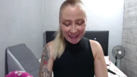 Snapshot of caro_milf_ chatting on July 29, 5:44 pm Caro milf online show from July 29, 5:44 pm