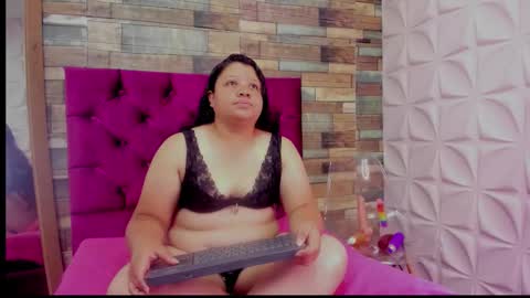 Snapshot of carolina_lenon chatting on February 9, 7:40 pm Angie Carolina online show from February 9, 7:40 pm