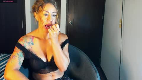 Snapshot of carolina_zaens chatting on April 22, 2:29 pm carolina_zaens online show from April 22, 2:29 pm