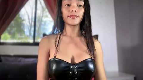 Snapshot of caroline_east chatting on May 1, 1:10 am caroline_east online show from May 1, 1:10 am