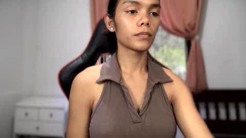 Snapshot of caroline_east chatting on May 17, 1:03 am caroline_east online show from May 17, 1:03 am