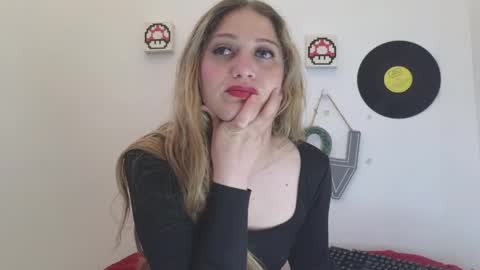 Snapshot of caroline_hernandes chatting on May 2, 3:17 pm Carolina online show from May 2, 3:17 pm
