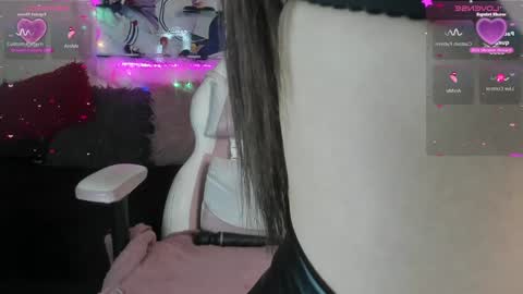 Snapshot of caroline_lenox chatting on January 7, 6:59 am Caroline Lenox online show from January 7, 6:59 am