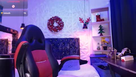 Snapshot of carolinescoth_dl chatting on December 20, 8:45 pm Caroline Scoth online show from December 20, 8:45 pm