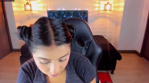 Snapshot of carolinescoth_dl chatting on February 1, 6:08 pm Caroline Scoth online show from February 1, 6:08 pm