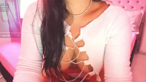 Snapshot of carolinewhite01 chatting on April 24, 2:52 pm Caroline online show from April 24, 2:52 pm