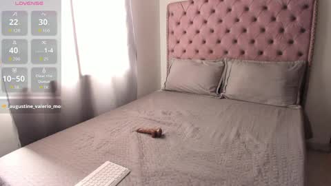 Snapshot of carolinewhite01 chatting on June 5, 3:51 pm Caroline online show from June 5, 3:51 pm