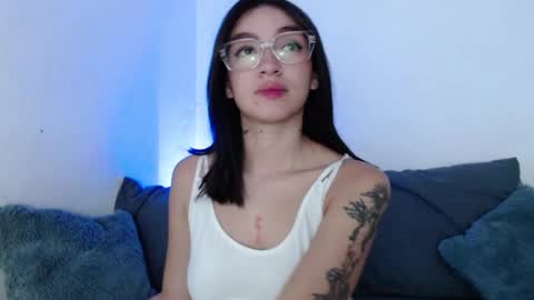 Snapshot of carolinne_fox_ chatting on September 17, 12:51 pm Caroline online show from September 17, 12:51 pm