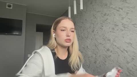 Snapshot of caroylnspuhler chatting on July 30, 10:14 am Elisa online show from July 30, 10:14 am