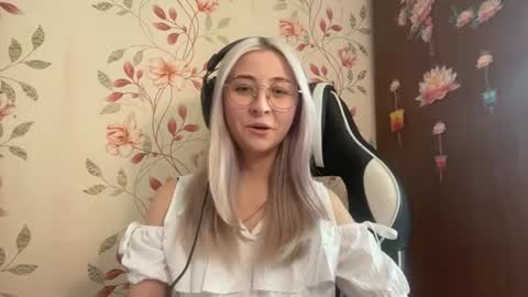 Mia online show from June 17, 10:39 am
