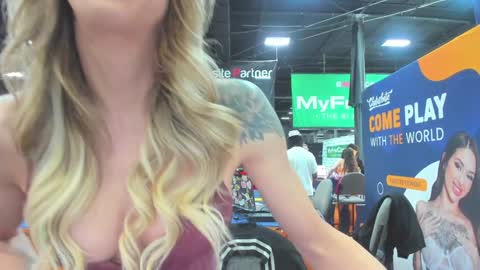 Snapshot of caseykissesxoxo chatting on October 26, 6:58 pm casey kisses online show from October 26, 6:58 pm