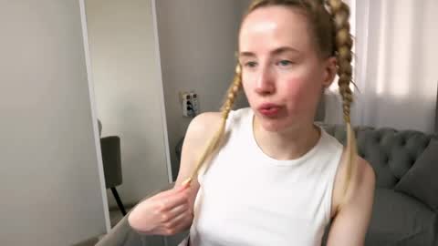Snapshot of cassie_kelman chatting on April 19, 9:17 pm Cassie online show from April 19, 9:17 pm