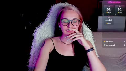 Snapshot of cassy_moore chatting on December 12, 10:52 pm Ellie online show from December 12, 10:52 pm