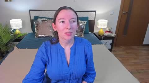 Snapshot of catherinewalls chatting on June 1, 2:35 am Catrin online show from June 1, 2:35 am